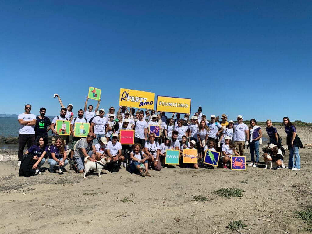 I volontari che hanno pulito la spiaggia di Coccia di morto, in provincia di Roma